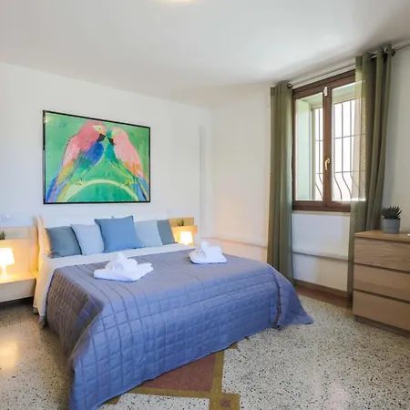 Elegant Apartment: Free Netflix, Wi-fi & Parking Appartement Vérone