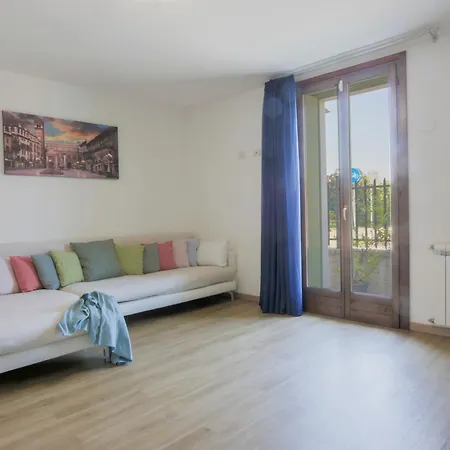 Elegant Apartment: Free Netflix, Wi-fi & Parking *