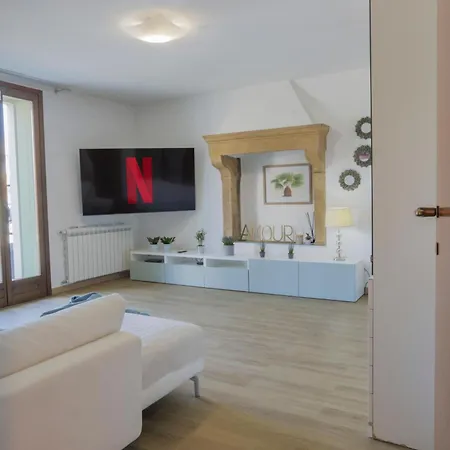 Elegant Apartment: Free Netflix, Wi-fi & Parking Appartement Vérone