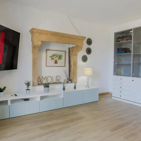 Elegant Apartment: Free Netflix, Wi-fi & Parking Apartment