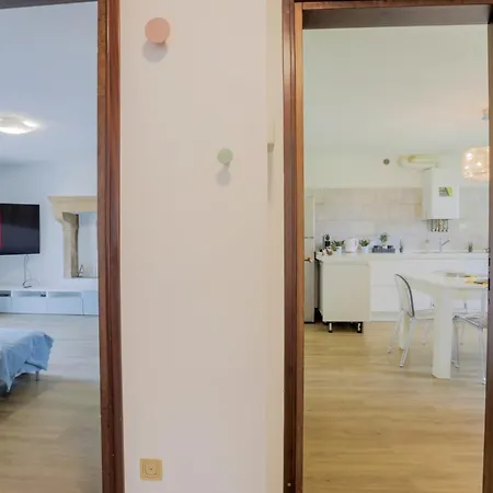 Elegant Apartment: Free Netflix, Wi-fi & Parking Apartment